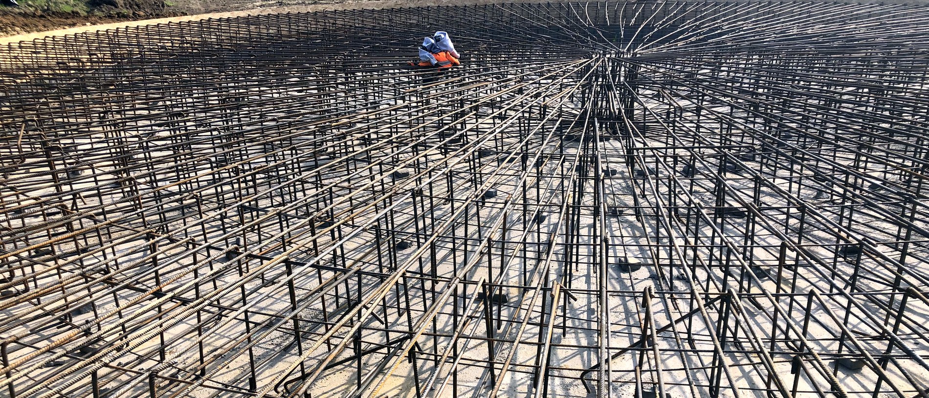 Betonacél szerelés — armatúra-mező az Otolecz kivitelezésében